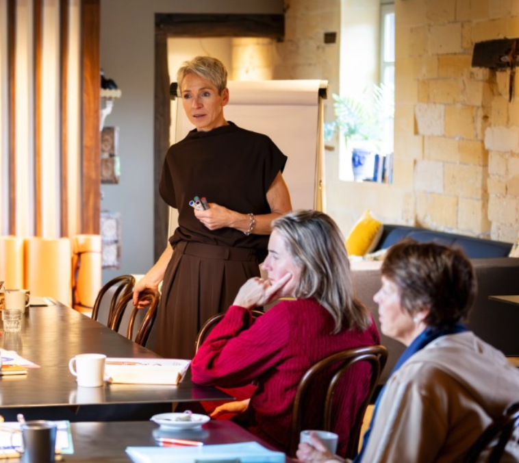Diner bij kaarslicht met vrouwen in de schemering